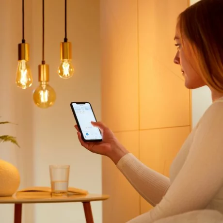 BEC smart LED Philips, soclu E27, putere 6.7 W, forma lumanare, lumina toate nuantele de alb, alimentare 220 - 240 V, &quot;000008718699787233&quot; (timbru verde 0.45 lei)