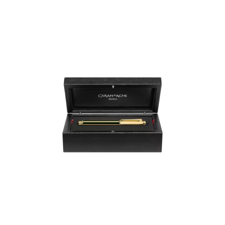 Stilou Caran d&#039;Ache China Black GT cu penita aur 18K